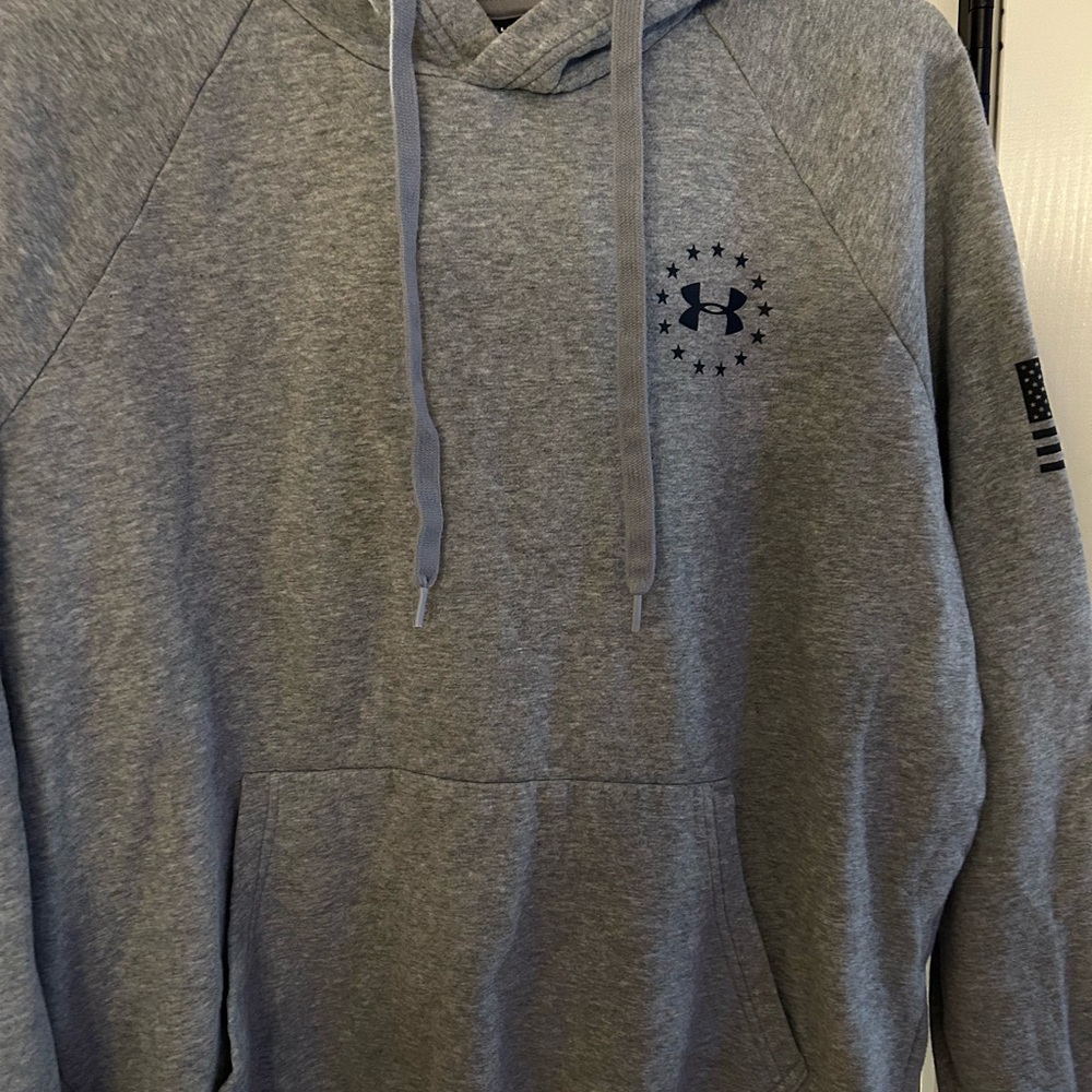 Under Armour men’s sweatshirt- large